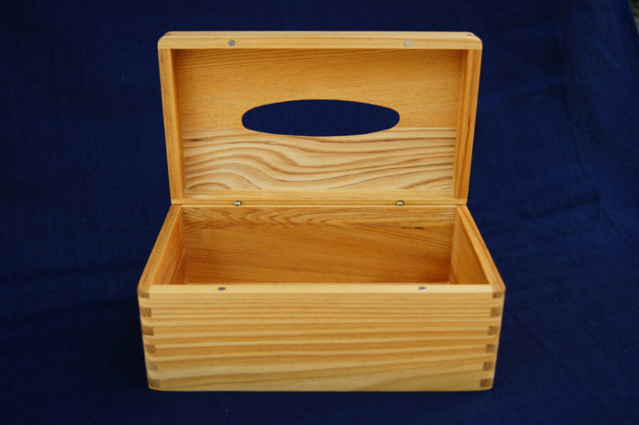【阿里山小姑娘】檜木面紙盒:用傳統細木工法，講究整體的紋路顏色比對，高質感生活