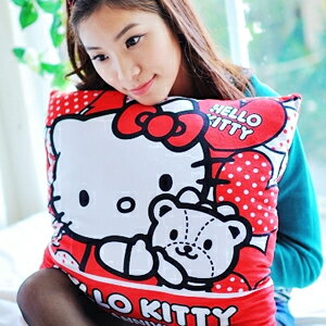 美麗大街【103012214】 HELLO KITTY40週年印花方形插手抱枕靠墊