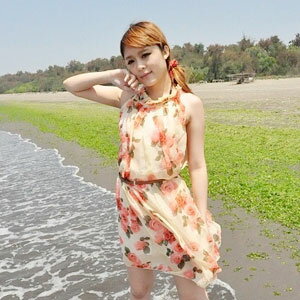 美麗大街【103042225】雪紡米底浪漫玫瑰花無袖連身洋裝(附腰帶)