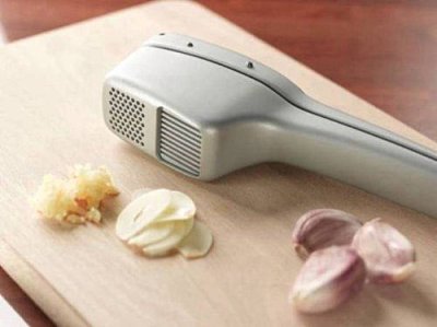 【淘氣寶寶●便宜出清】Jamie Oliver Cast-Zinc Garlic Peeler/Slicer 壓蒜器/蒜泥器具【可切片、切泥 是廚房的好幫手 人體工學設計】