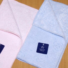 【夏日必備】《小方巾/手帕/童巾》*GT浮雕玫瑰純棉 雙面印花小方巾(24*24cm)