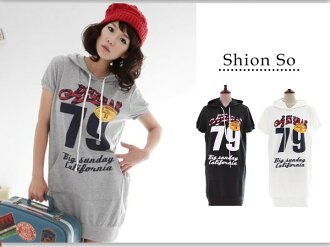 享瘦衣舍中大尺碼‧春夏款特價309元‧【B1079】連帽口袋造型79雙面印花長版遮臀上衣