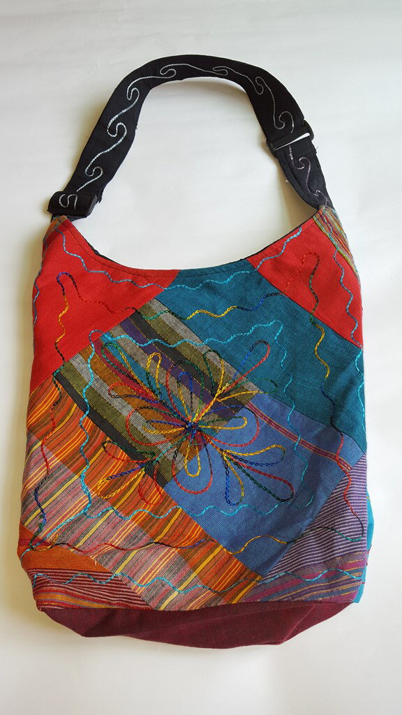 尼泊爾製 舞花之蝶圖案 手提/肩背 兩用包【尼泊爾 手藝坊】 Nepalese made multi color, butterfly designed hand cum shoulder bag