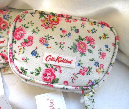 *Realhome*英國名牌Cath Kidston ~白底玫瑰花指甲修護用具組~新品NEW!!