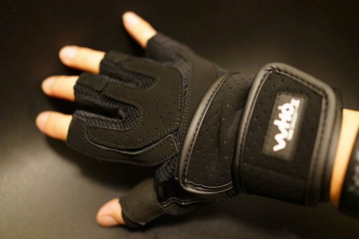熱銷～外銷舉重手套~重量訓練手套~健身房手套~防滑護具~含手腕手綁帶-全黑色