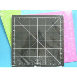 彩色切割墊 切割板 切割板20.5cm x 20.5cm(PVC軟質)MIT製/一片入{定45}