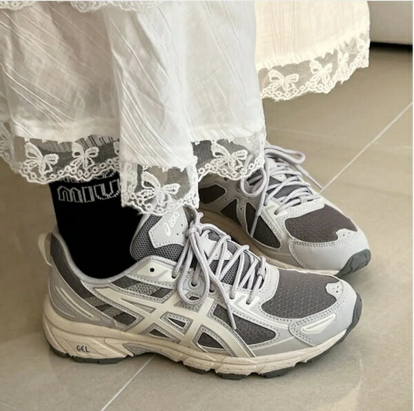 【滿千折百】ASICS 慢跑鞋 GEL-VENTURE 6 奶油灰 復古 情侶鞋 男女 1203A297022