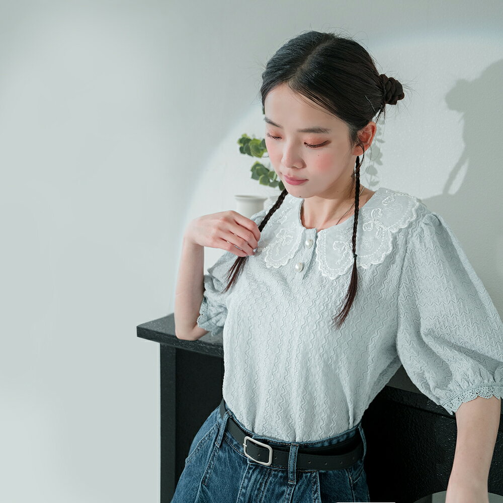 ★限時下殺$499★MIUSTAR圓領珍珠排釦凹凸紋理拼接刺繡蕾絲上衣(共2色)0415預購【NR0527】