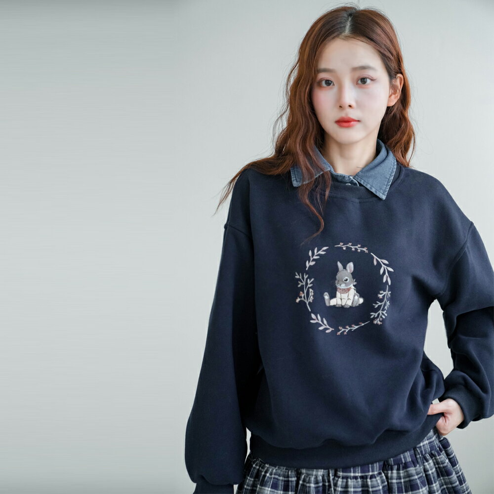 ★限時下殺$590★MIUSTAR附領片!圓領可愛兔子花環上衣(共2色)1202預購【NR2459】