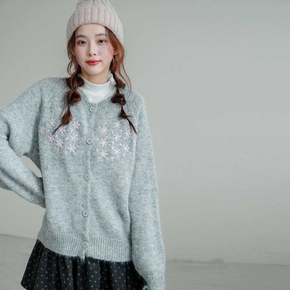 ★限時下殺$490★MIUSTAR圓領立體小花刺繡排釦毛衣外套(共2色)1202預購【NR2490】