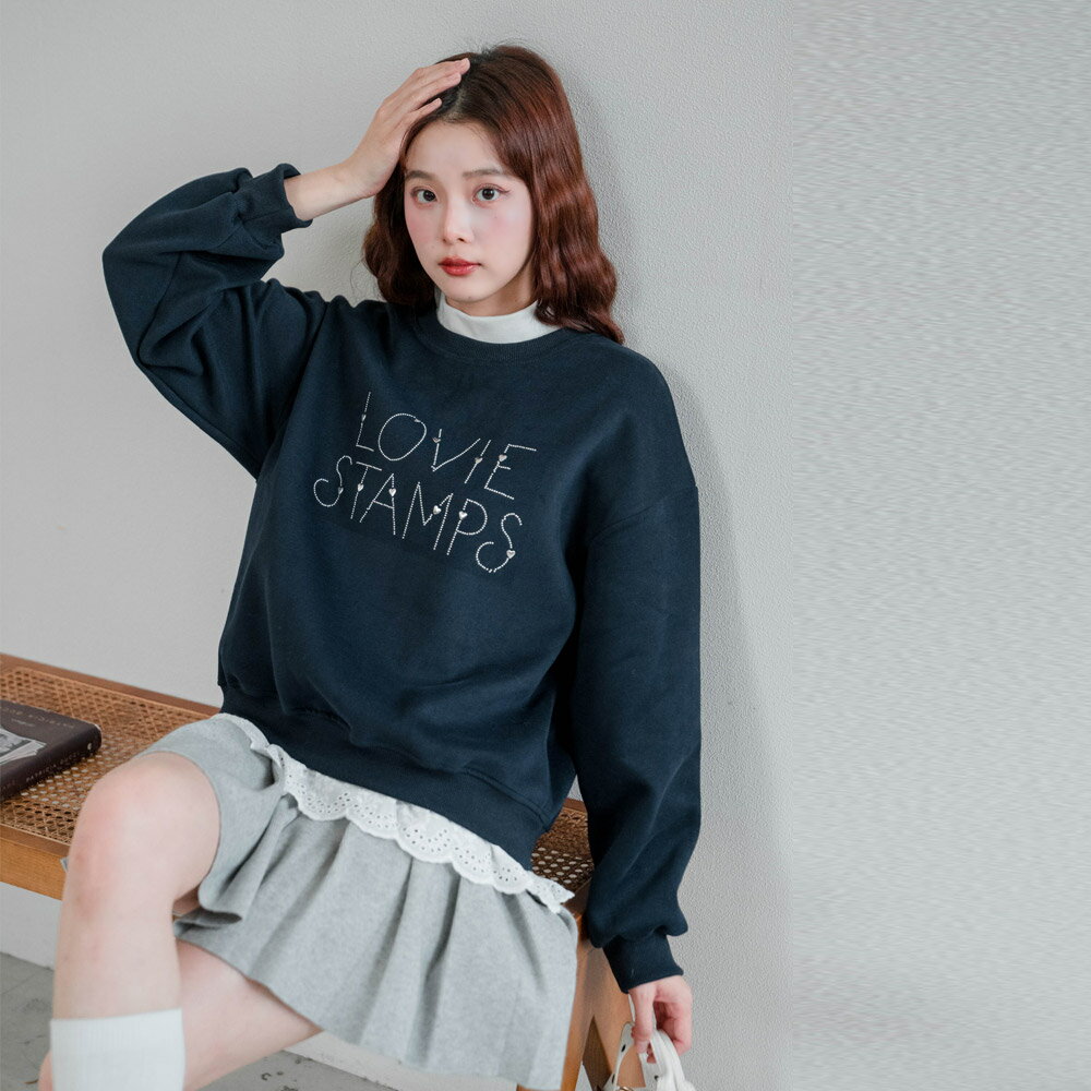 ★限時下殺$490★MIUSTAR銀色愛心珠釘字母拼接蕾絲上衣(共2色)1209預購【NR2514】