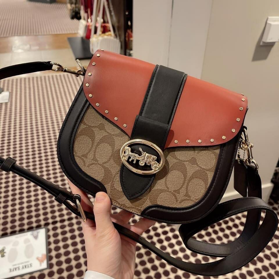 美國正品COACH  經典限量款 緹花牛仔藍(香布蕾) 郵差包 、牛仔藍 流蘇款(中大號)雙肩後背包 斜背包、 滿版咖拚橘(鉚釘邊)款 翻蓋馬鞍包 大馬車扣LOGO(中號)-斜背包. (荔紋真皮款or搭緹花logo材) 側背包 斜背包 .--(保證美國OUTLET直購全新100%正品)-*vivi shop* 1