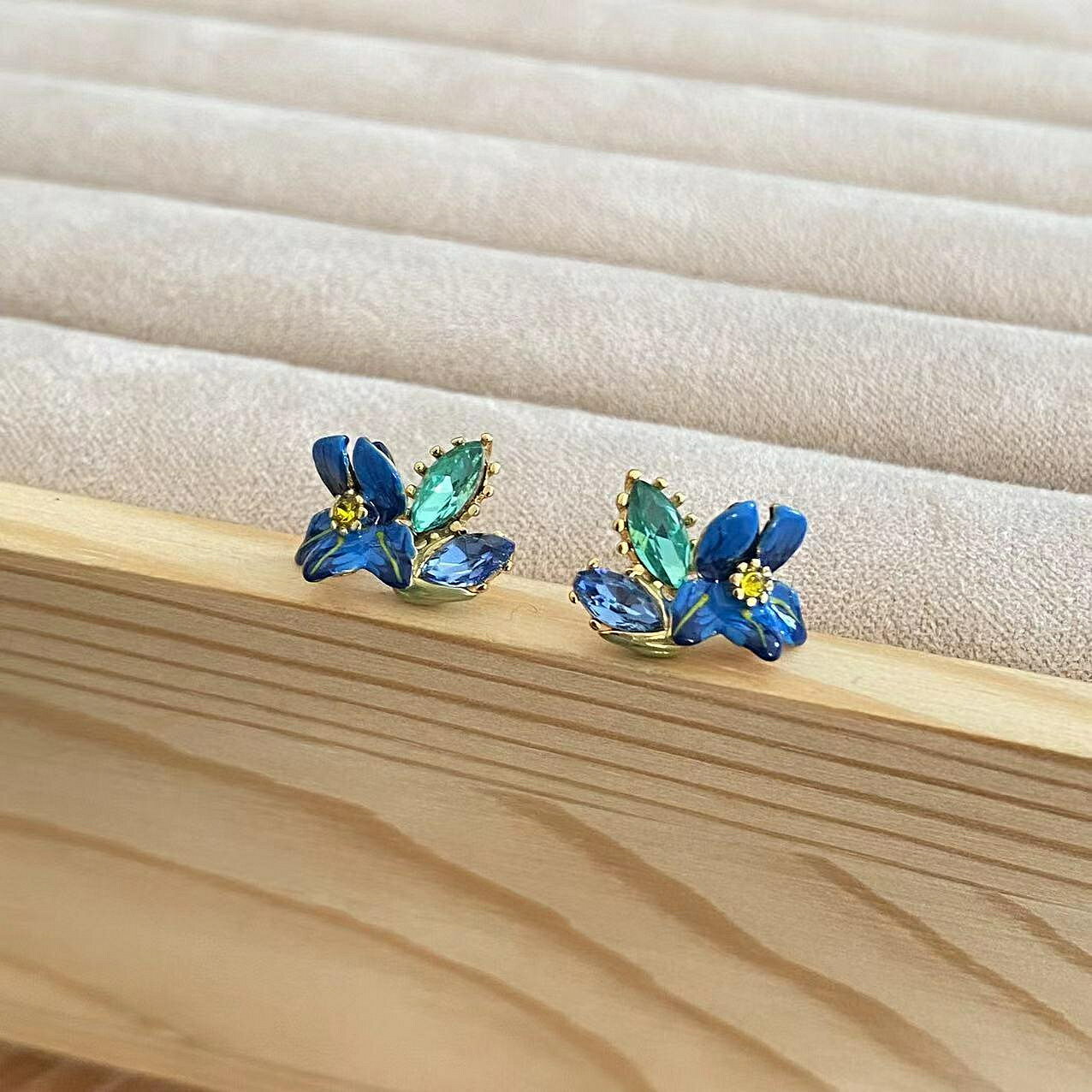 【百貨屋二號】Les nereides 法國 梵高鳶尾花藍色橢圓寶石花苞耳釘小眾設計耳飾手繪琺瑯女