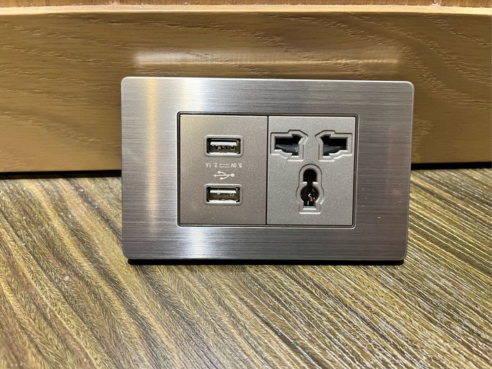銀,不銹鋼拉絲,萬用插座搭雙USB插座面板,USB可充電X2,三孔插座面板,usb插座面板2.1A 5V