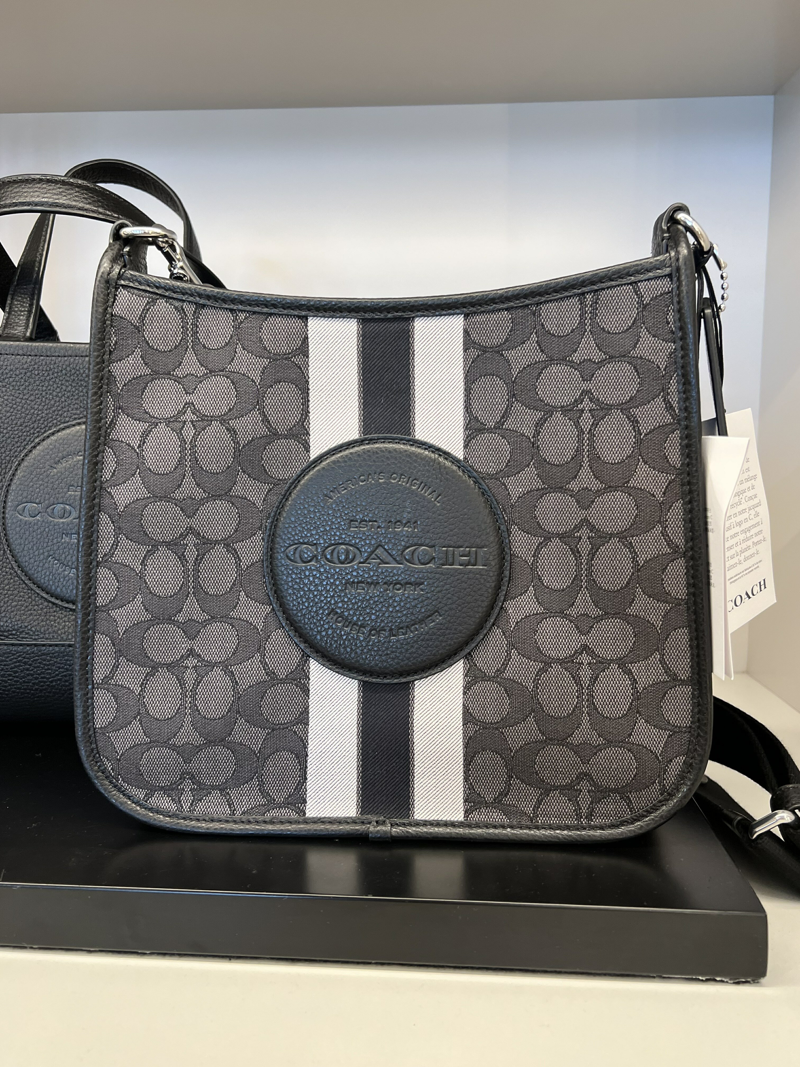 COACH 斜背包 4折 Dempsey File Bag In Signature Jacquard With Stripe And Coach Patch