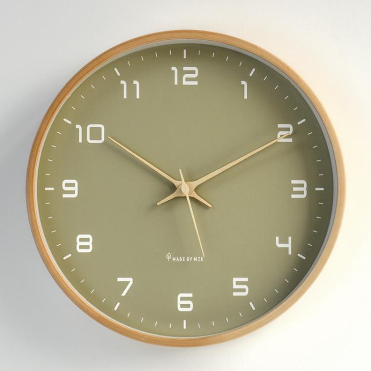 MJK北歐客廳掛鐘綠色簡約木質創意靜音時尚鐘表家用時鐘擺件掛表
