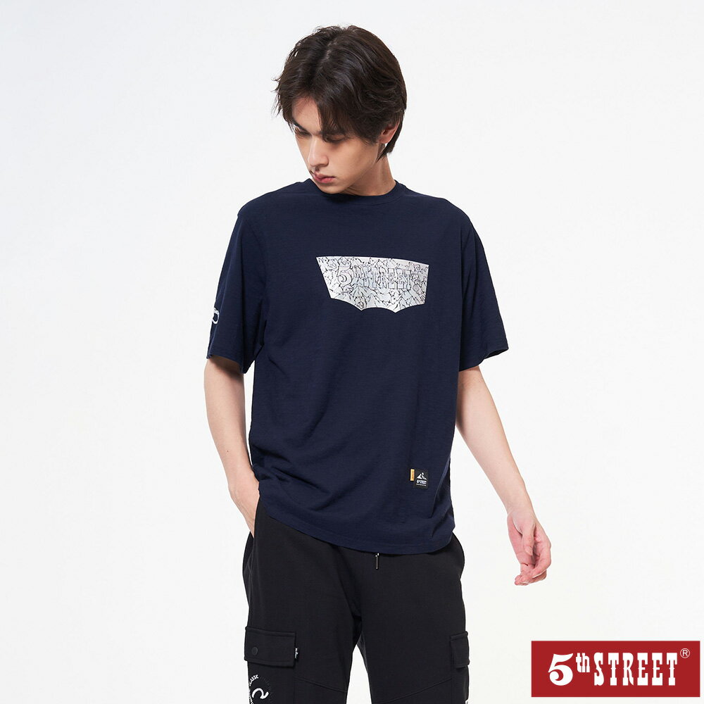 男裝 岩石尋找黑熊印花短袖T恤-丈青 (571008) 【5th STREET】【全館滿$3000贈環保餐具收納包】 父親節送禮