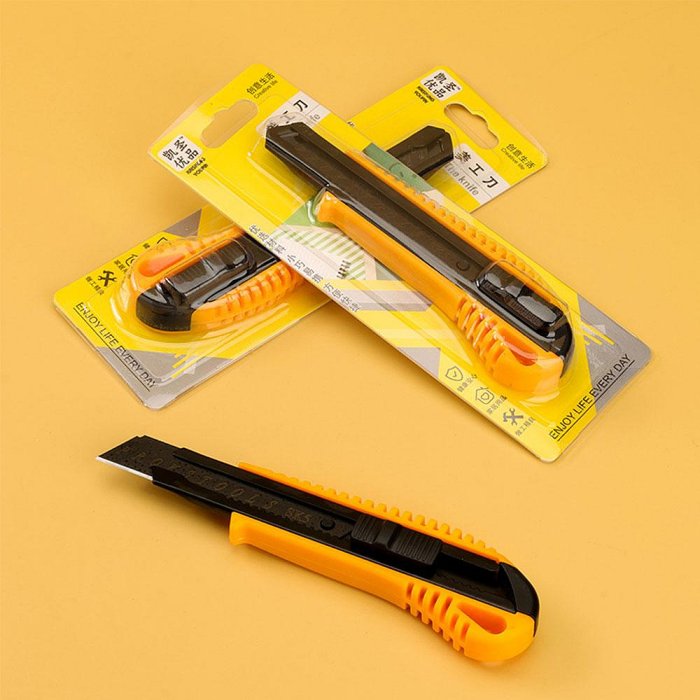 【現貨】寬型美工刀 專業美工刀 18mm美工刀 寬刀片 寬美工刀 美工刀 開箱刀 工具 文具 辦公室 事務用品 興雲網購