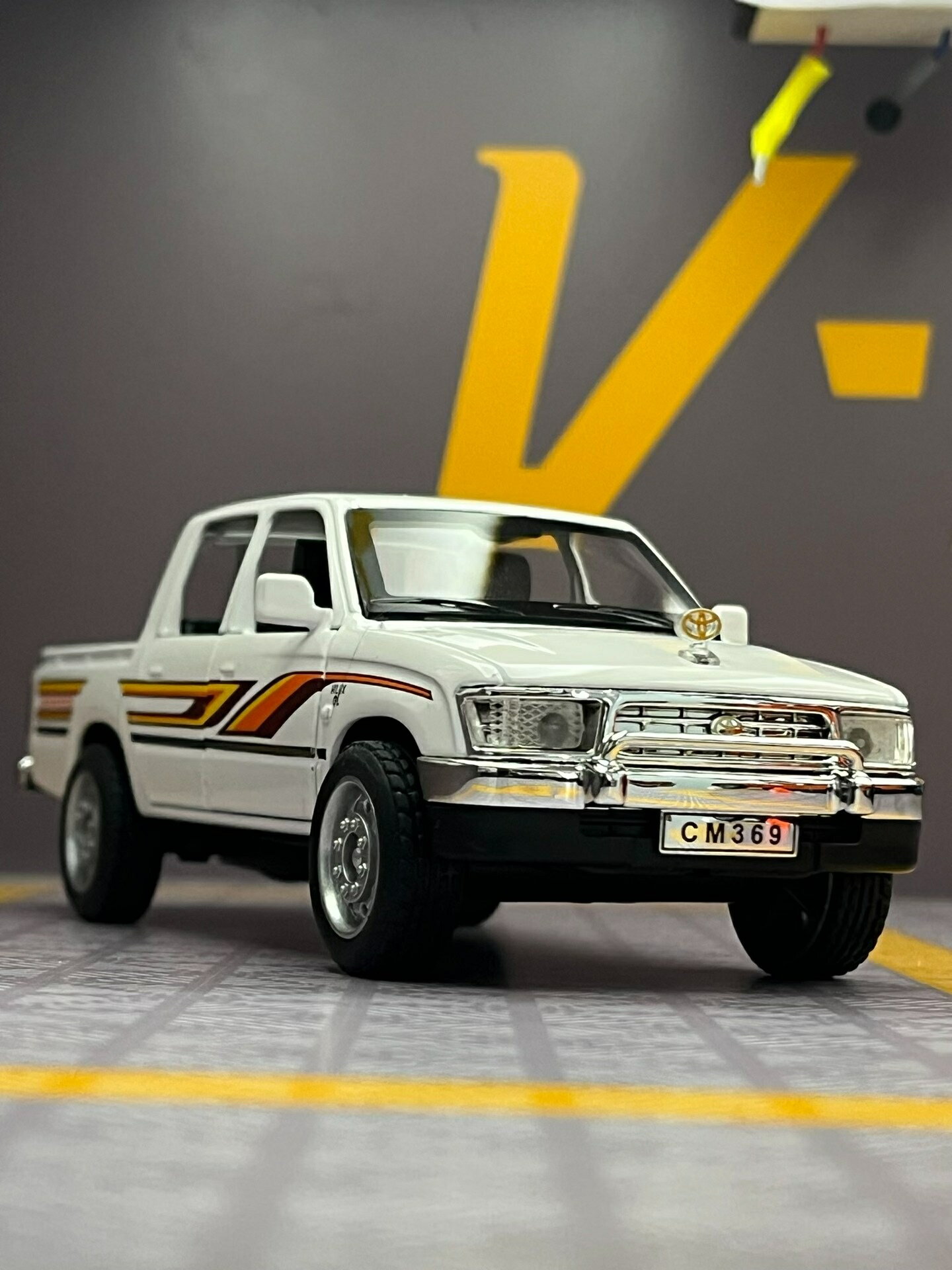 【全球優品匯】模擬1:32比例海拉克斯合金汽車模型 全新未拆封 彩盒裝 功能介紹：六門可開，前後車燈可亮，強勁後輪回