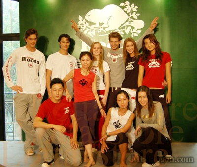 vivi shop 現貨特惠出清-加拿大專櫃品牌ROOTS女成人經典T桖款、 刺繡凹凸立體款 、圓領字母款、 植絨款 休閒純棉短袖T恤、值絨LOGO男、女長袖款