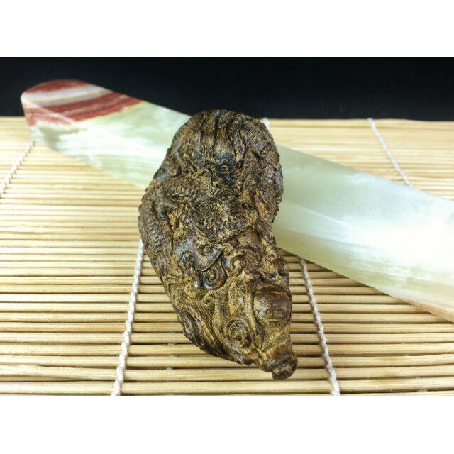 沉水~達拉干沉香雕件【周錦香】祥龍獻瑞 約20g 黑油 厚格 細雕【入水即沉】達拉幹 吊飾 吊墜 水沉香