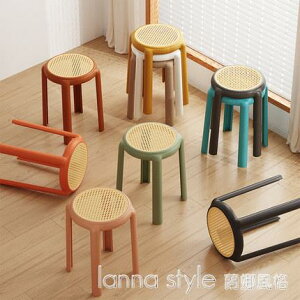 新中式塑料藤編凳子簡約餐桌凳可摞疊客廳板凳網紅臥室梳妝小圓凳 樂樂百貨