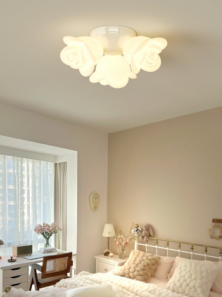 兒童房燈奶油風臥室燈創意花朵吸頂燈家用溫馨2024新款少女房間燈