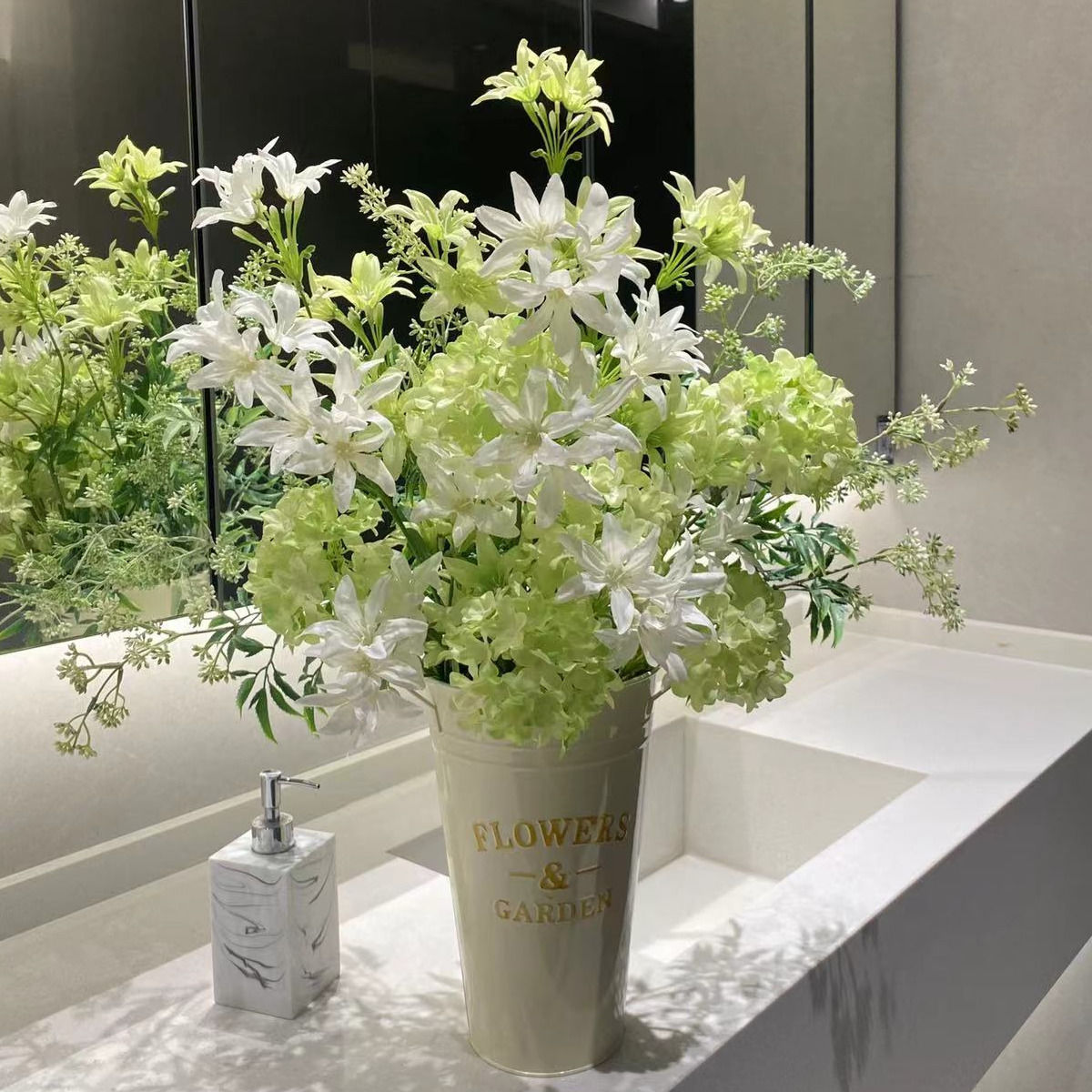 人造花 仿真植物 模擬樹 模擬綠植 模擬擺飾 甜美的淺綠色百合和淺色雪球的碰撞大份的春色仿真花137S 快速出貨