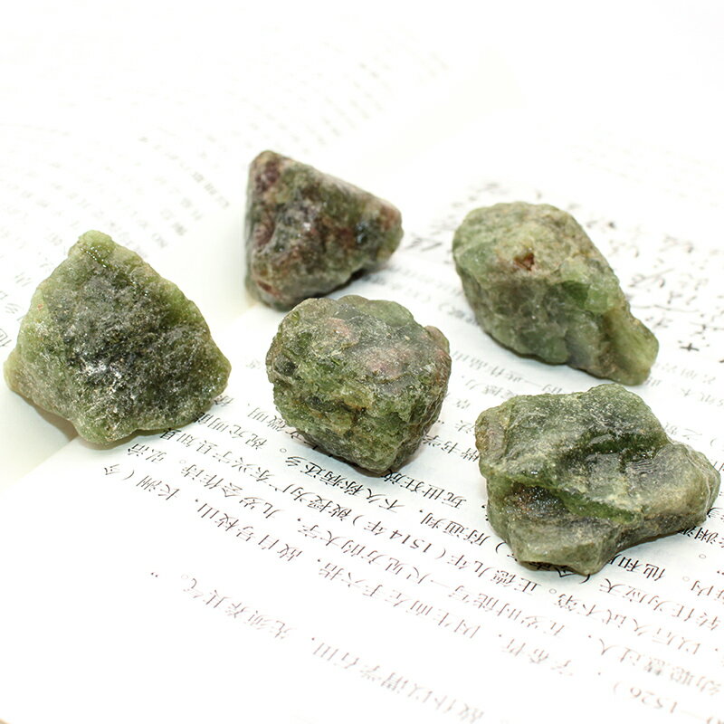 如鴻天然水晶原石綠色磷灰石礦物兒童寶石香薰擴香淘沙石頭魚缸