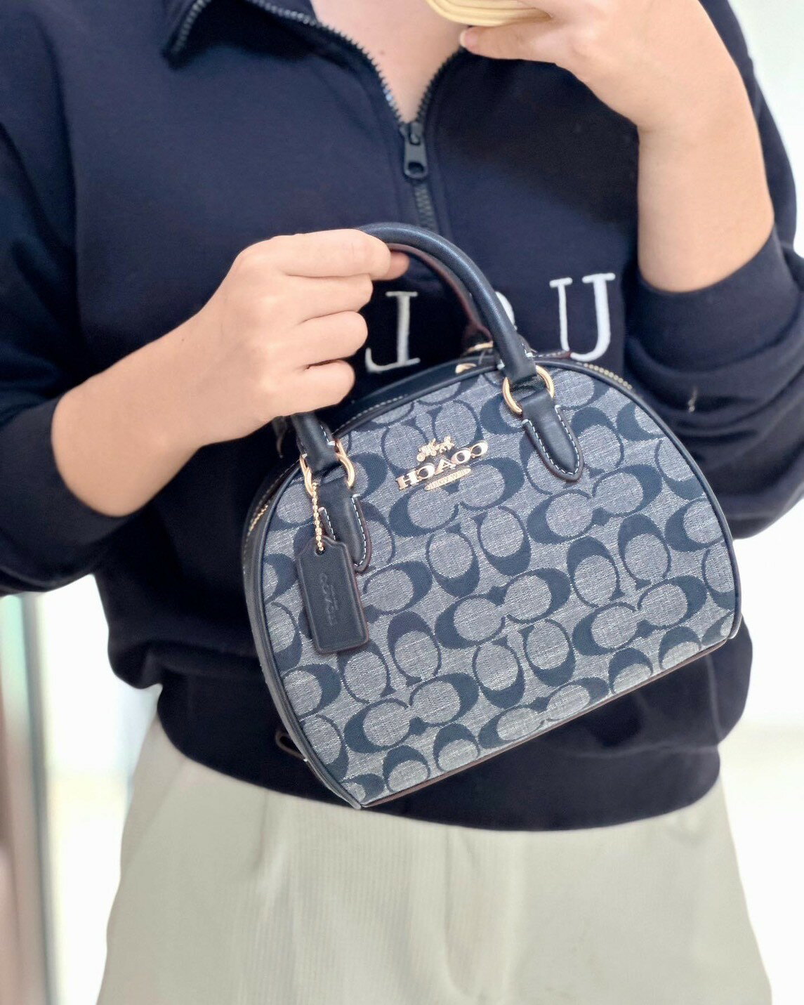 現貨在台,不用等~ COACH 香布蕾饅頭包-附斜背帶 0