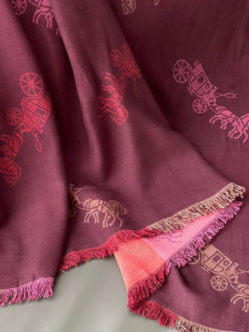 現貨在台~不用等~ Coach 酒紅/粉紅色馬車logo雙面大方巾 2