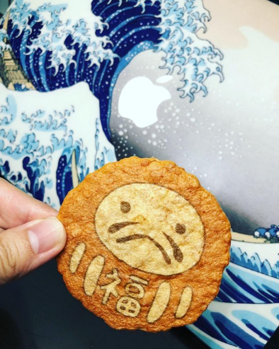 桂新堂日本百年老店仙貝濃郁酥脆海老鮮蝦仙貝餅乾期間限量款-福到幸運不倒翁禮盒組-新年禮品-現貨 3