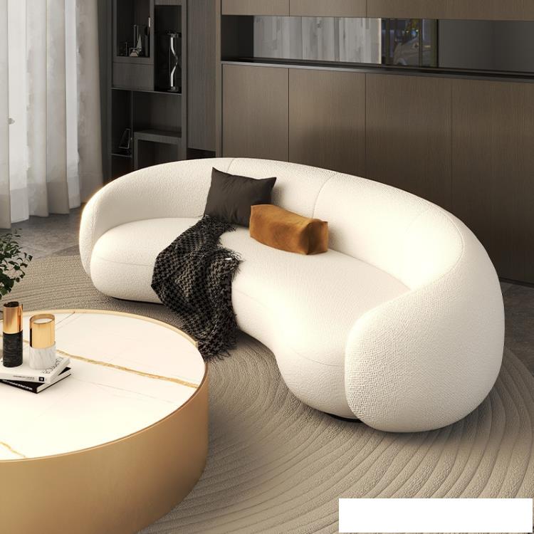 北歐小戶型客廳弧形布藝沙發輕奢現代簡約設計師服裝店創意沙發椅 卡布奇諾