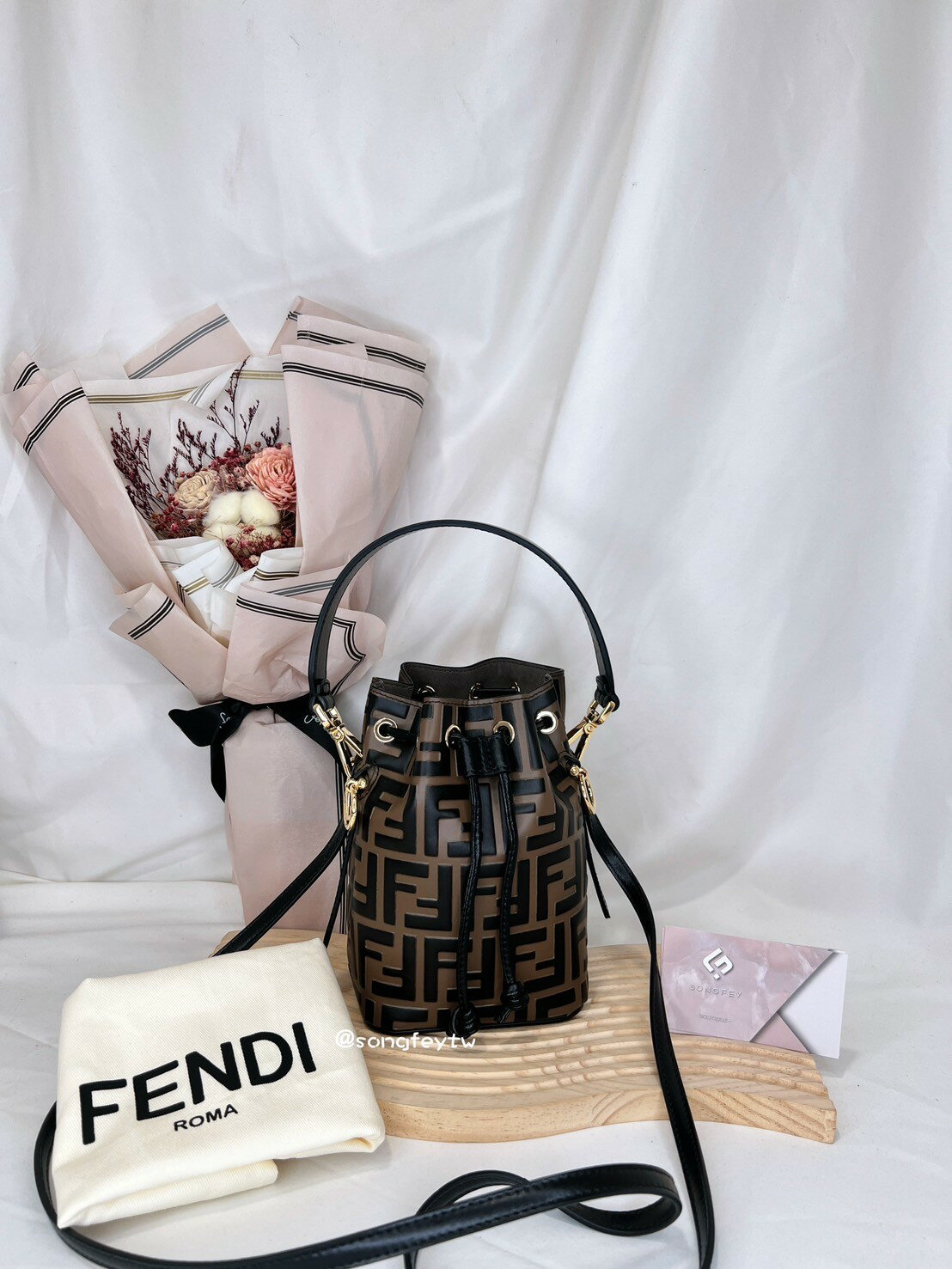 歐美代購🇺🇸台灣現貨 Fendi 經典小水桶 棕色皮革水桶包手提斜背包
