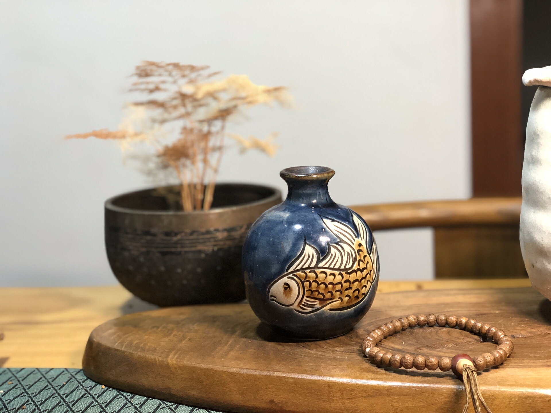 日本中古品 壺屋燒 剔刻魚蝦紋深藍釉花入花瓶花器 人間國寶金