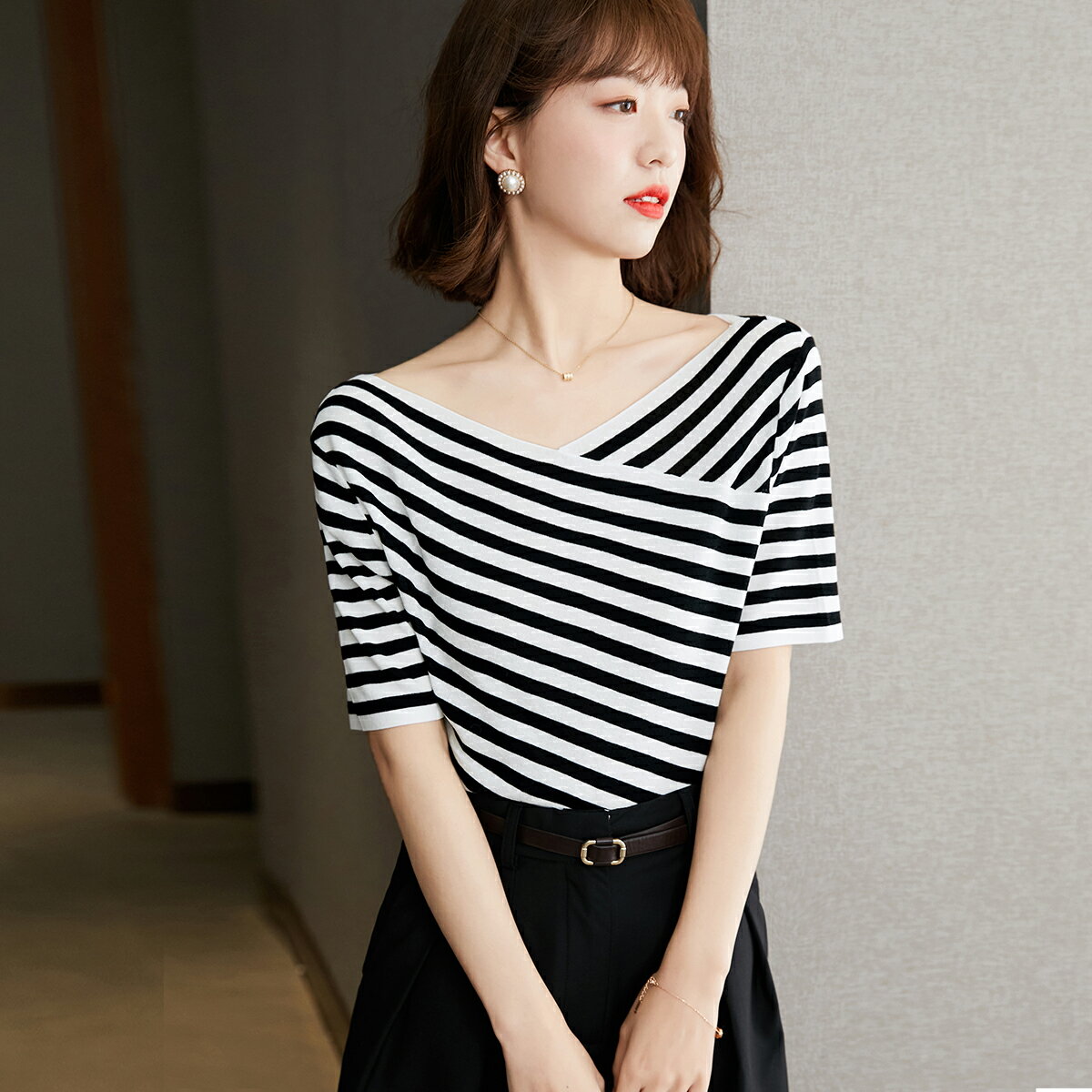 黑白條紋t恤女夏裝年新款設計感交叉V領顯瘦短袖冰絲針織上衣