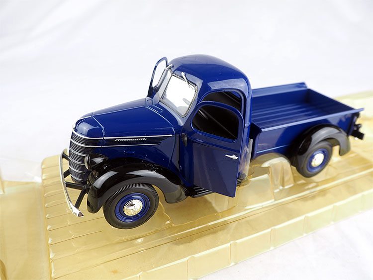 International Vintage D-2經典麵包車貨車模型 First Gear 1:25