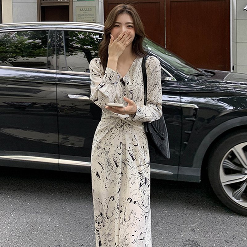 法式高階感氣質收腰開叉中長裙2022年設計感小眾長袖v領連衣裙女