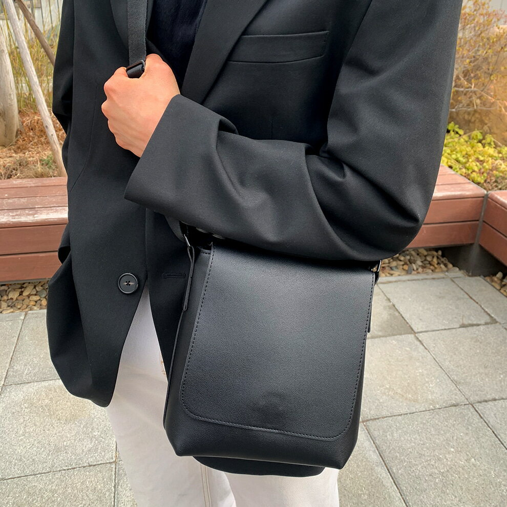 VOS AMO韓國嚴選單品-韓國製熱銷新款經典黑皮革掀蓋斜背包