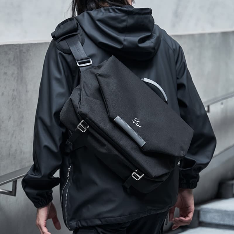 新品上市!!熱門爆品！！斜挎包男士大容量休閑單肩包14寸筆電包機車通勤騎行郵差包