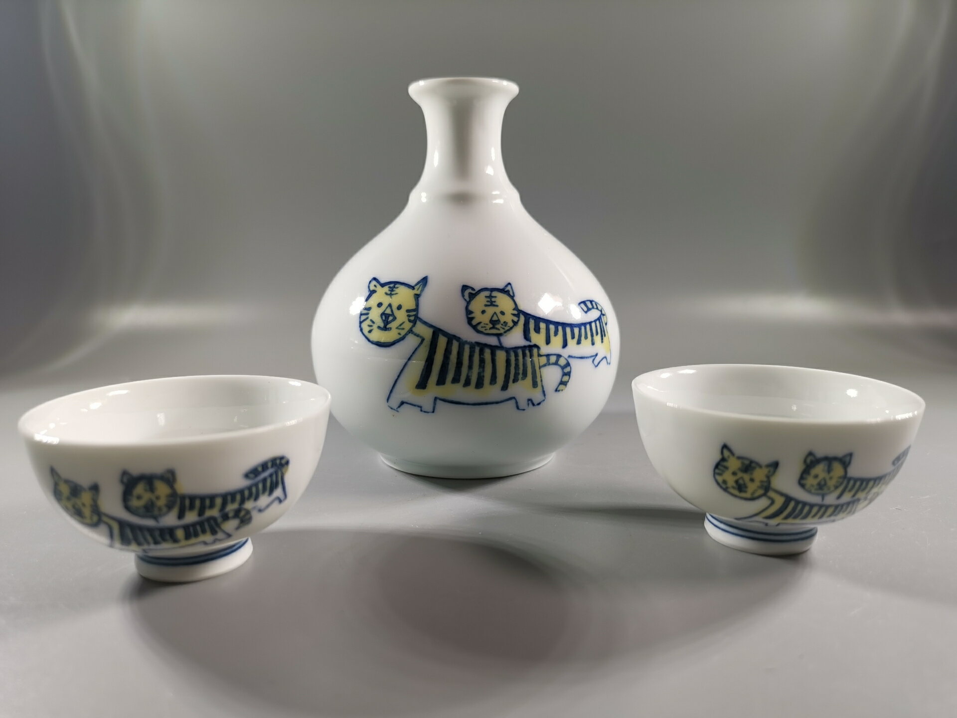 日本有田燒 色鍋島魯山作 酒器一套，兩只老虎跑得快畫篇，萌噠