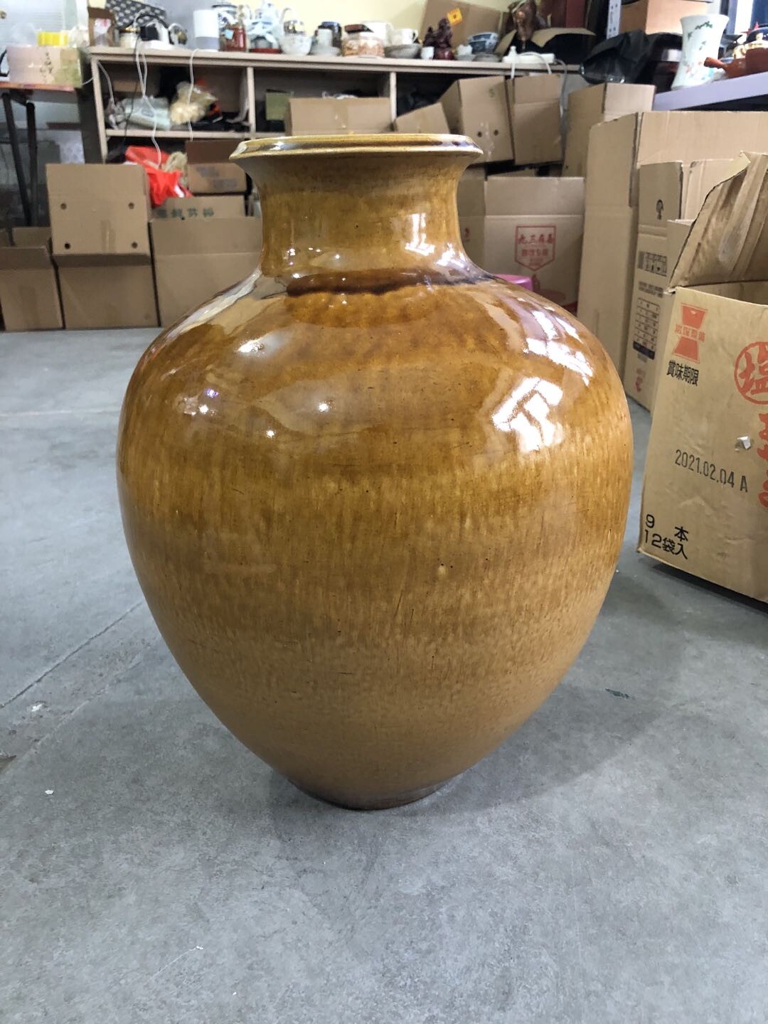 日本迴流信樂燒花器擺飾一個，器型大釉色美，有下款。