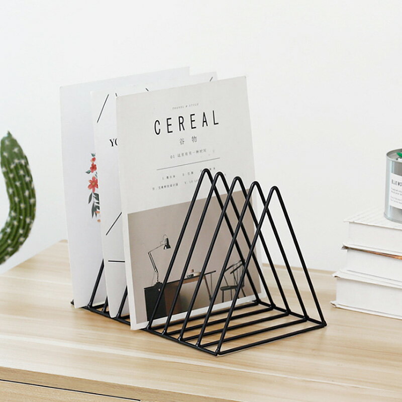 日系創意簡約三角形鐵藝書本雜志收納架臥室書房桌面置物架裝飾品