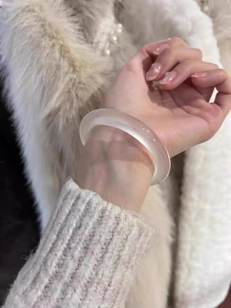 【現貨】老鳳詳天然高冰透白月光瑪瑙玉髓玉手鐲馬料女香檳翡翠情人節禮物【北歐家居生活】