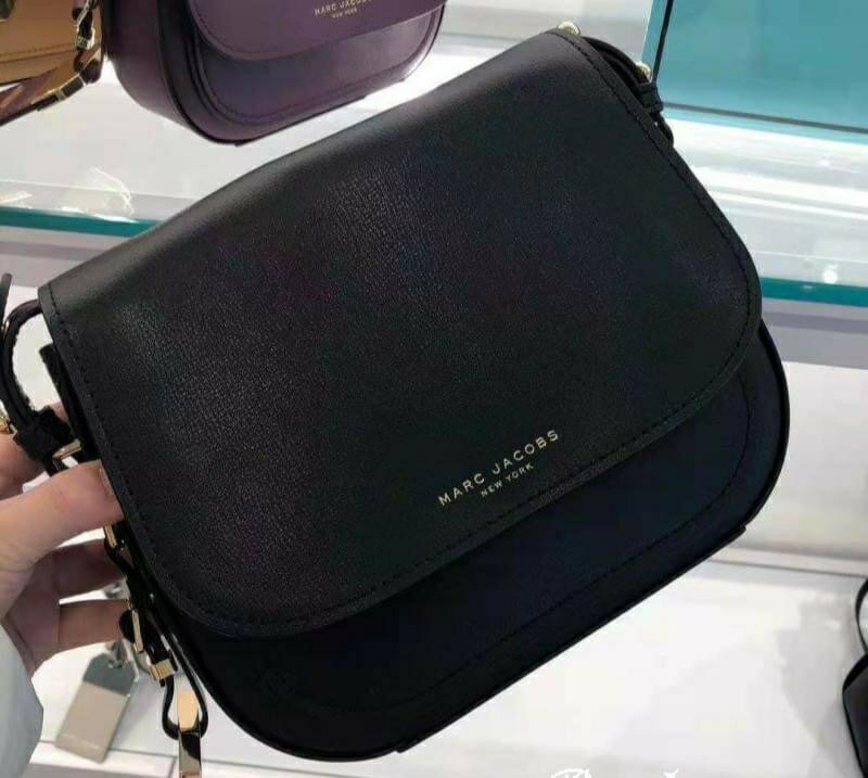 美國MJ全新正品MARC JACOBS 經典黑色、棕拚色-吊牌(大號全真皮)馬鞍包 大豬包 斜背包.-【適上班族 時尚百搭 氣質高雅 無論上班 出遊休閒均很實搭款~可放長夾 內空間容量大,造型時尚簡約有型.】&~(保證美國100% MJ正品專櫃店購入).*vivi shop* 4