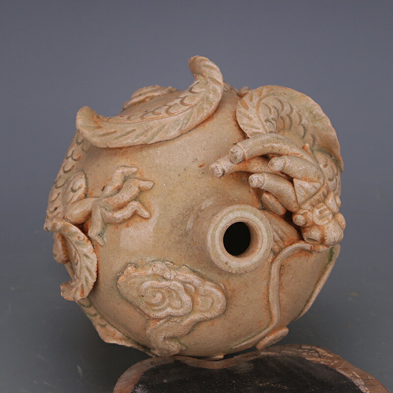 宋代白釉裂紋手工浮雕龍梅瓶