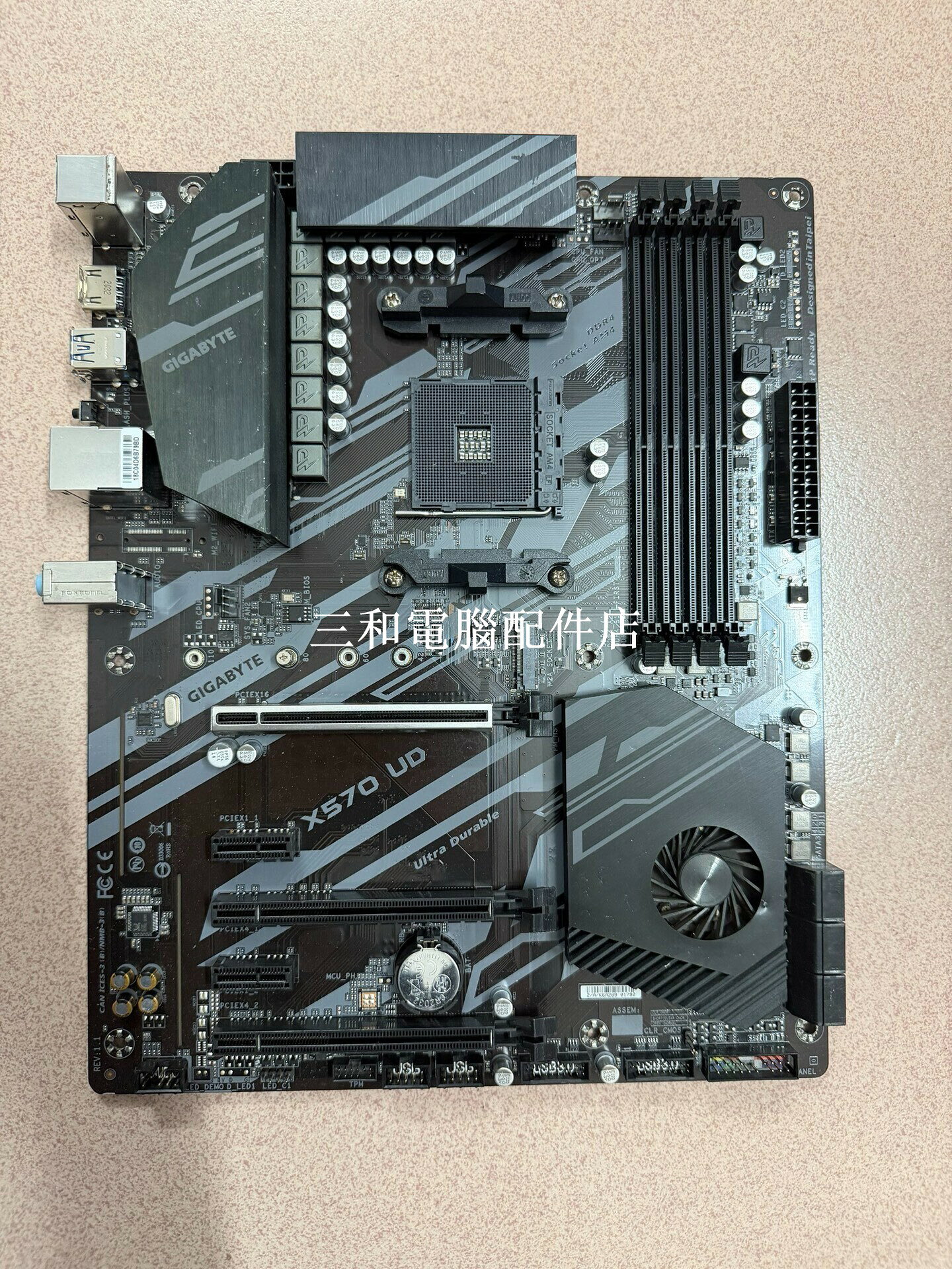 技嘉 X570 UD 主機板 二手 實物圖拍 大板 ATX M2 插槽 無擋板 CPU 散熱器 扣具 安裝好 更新 BIOS 完成