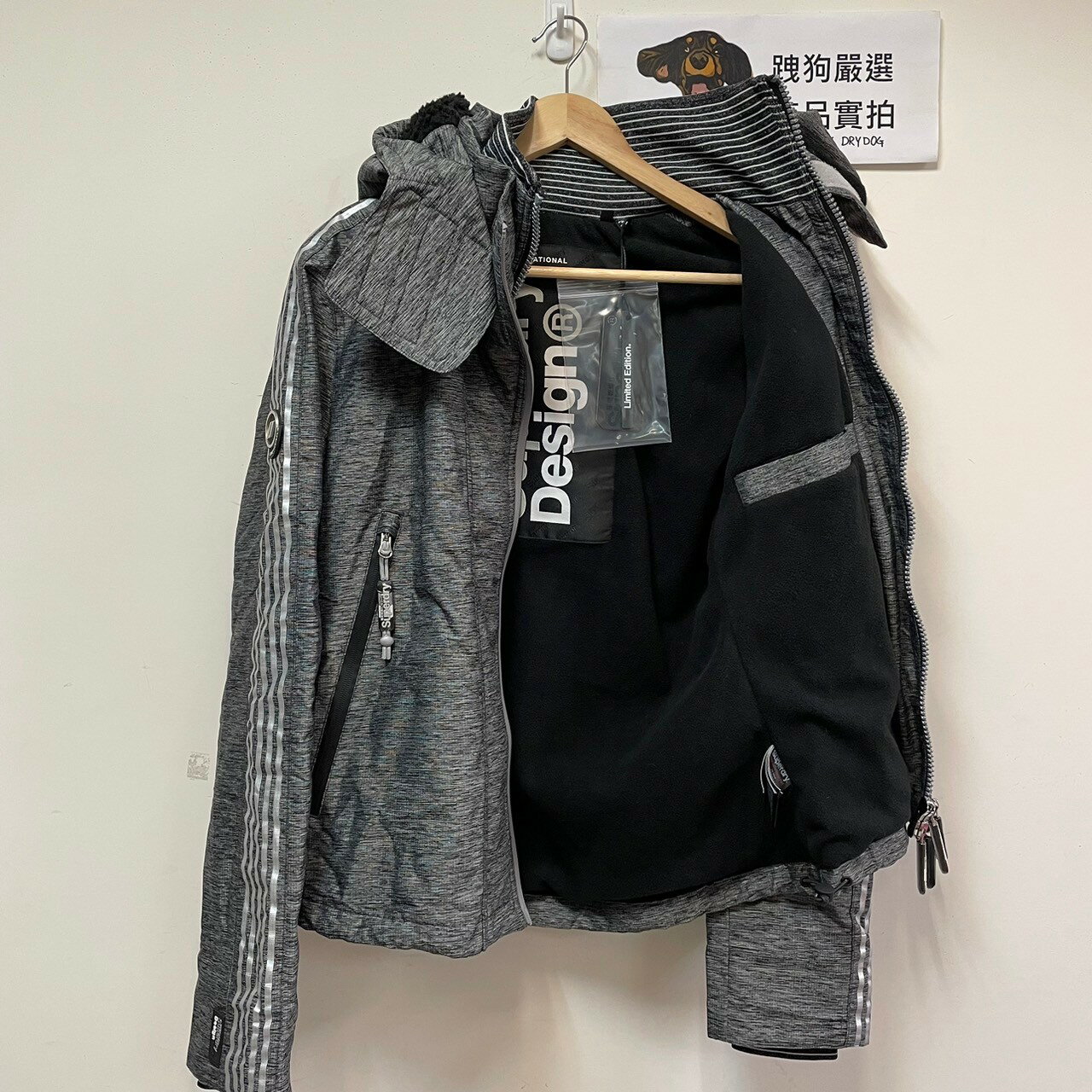 跩狗嚴選 超限量 極度乾燥 Superdry 十週年紀念經典款 女款 黑灰 銀灰 刷毛保暖 外套 風衣 雙排拉鍊 特製五金 黑銀
