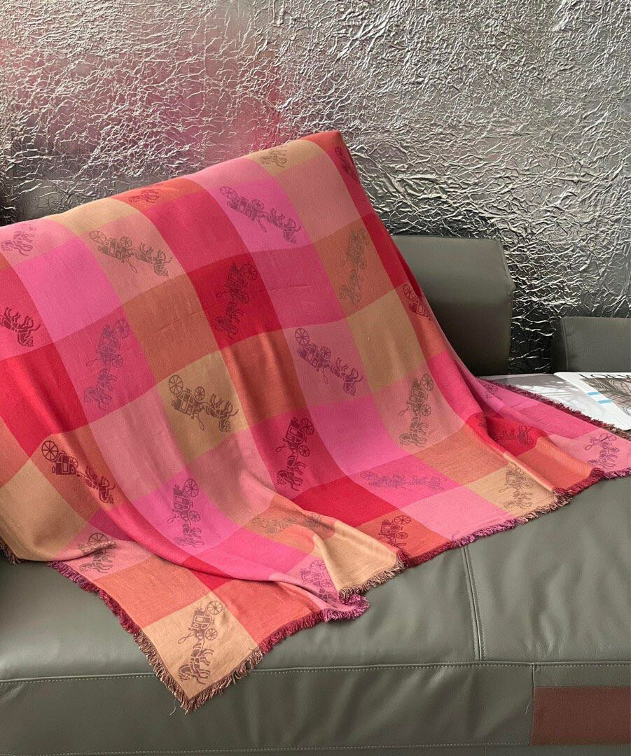 現貨在台~不用等~ Coach 酒紅/粉紅色馬車logo雙面大方巾 4