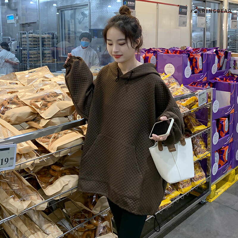 連帽上衣--慵懶風菱格夾棉束口袖袋鼠口袋連帽長袖上衣(黑.咖.杏XL-4L)-X520眼圈熊中大尺碼 3